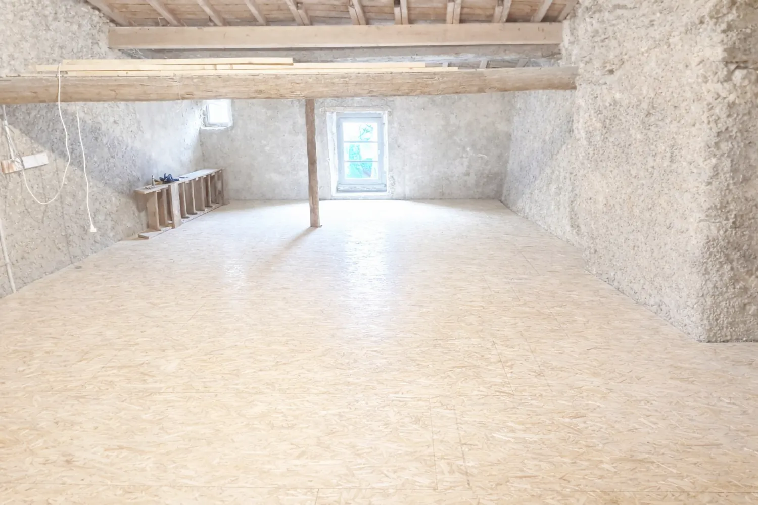 Travaux de rénovation et plancher bois réalisés par Isovergne dans le Puy-de-Dôme